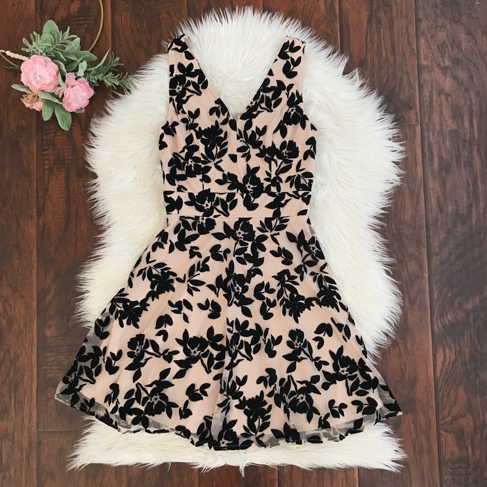 💕super cute and fun! Wore once to a wedding and got lots of compliments!